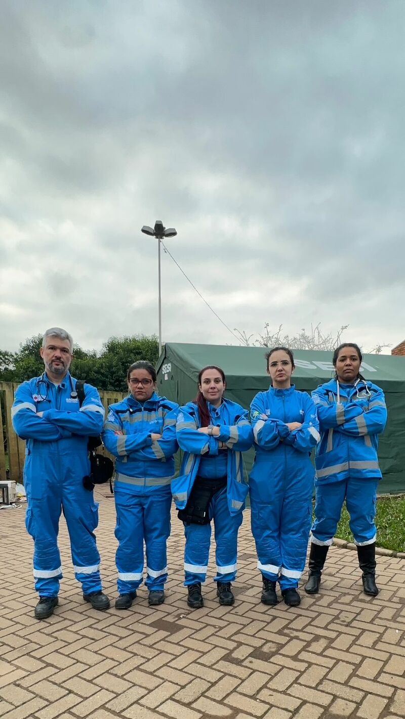 A enfermeira Mariana Beraldo (centro) e equipe em Eldorado do Sul (RS). Voluntários da Força Nacional do SUS atendem pacientes em domicílio e em abrigos. Foto: Mariana Beraldo/Acervo pessoal A enfermeira Mariana Beraldo (centro) e equipe em Eldorado do Sul (RS). Voluntários da Força Nacional do SUS atendem pacientes em domicílio e em abrigos. Foto: Mariana Beraldo/Acervo pessoal